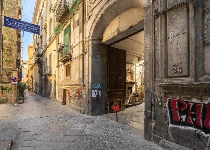 Vico Spaccanapoli 1