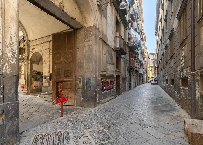 Vico Spaccanapoli 1